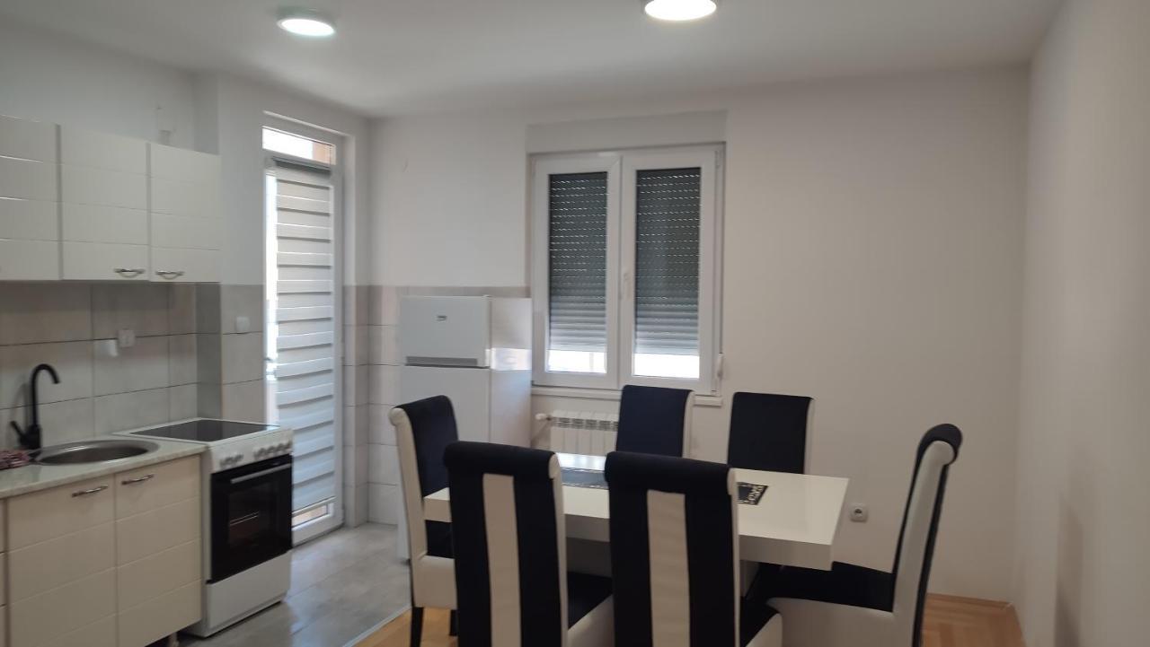 Black And White Pirot Exterior photo