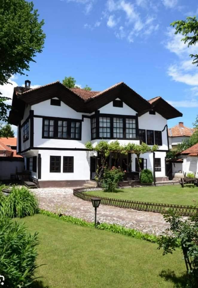 Black And White Pirot Exterior photo